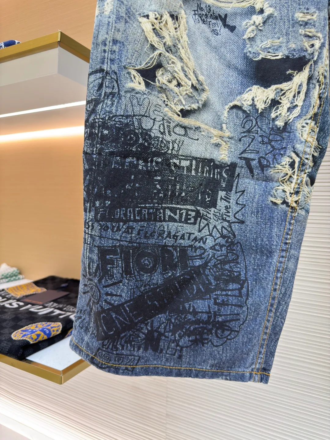 Acne Studios 3D ripped brushed jeans ●Authentic product: Purchased and developed by 4352 ●Item number: 1680159-A75 ●Material: denim ●Technology: brushed ●Version: fitted version ●Weight: about 630 grams ●Size: 42-44-46-48-50-52 ●Description: Only by using brushed non-elastic fabric can the 3D effect be achieved. The difficulty is to correct the printing details eight times before and after, adjust the color six times, and then use laser burning to position and cut. The overall routing is straight and delicate, the fabric is comfortable and soft, and the color is consistent without color difference. It can be matched with the same style to create a fashionable look and control various occasions. Customized accessories, complete three standards, same style for men and women!